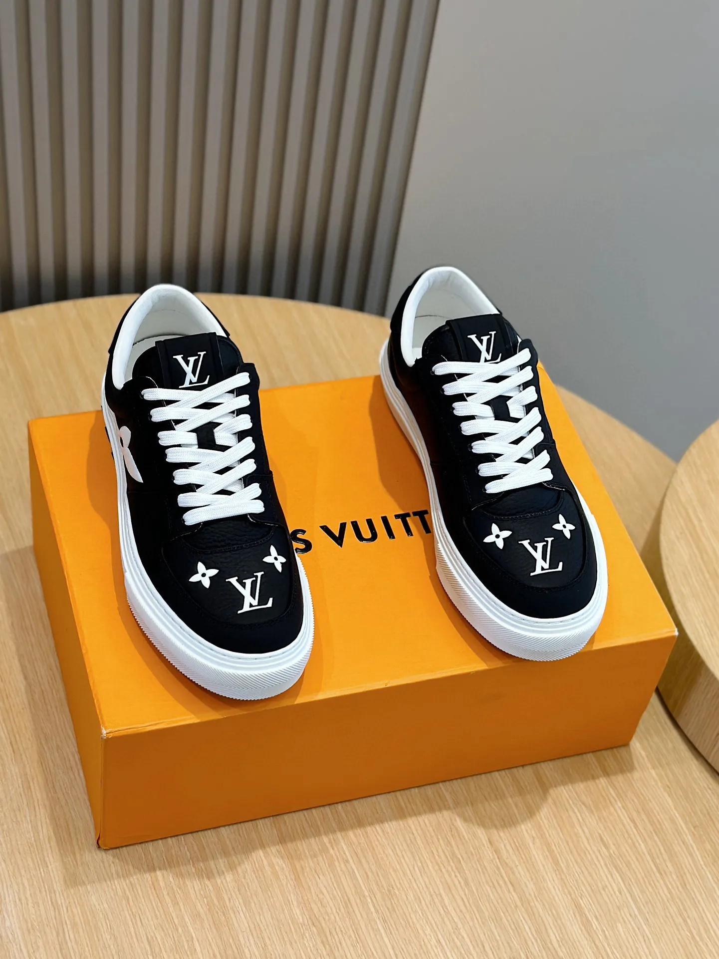 Factory price: 438💰LV full cowhide color-printed men's sneakers. This Ollie lace-up sneaker is made of floral embossed fabric, continuing the inspiration of the season's ready-to-wear collection. The laces are used to set off the gorgeous design, monogram flowers are embellished with transparent rubber outsole, and the brand logo is written on the back. Cowhide upper, cowhide lining, TPU outsole Size: 39-44 (customized at 38.45)